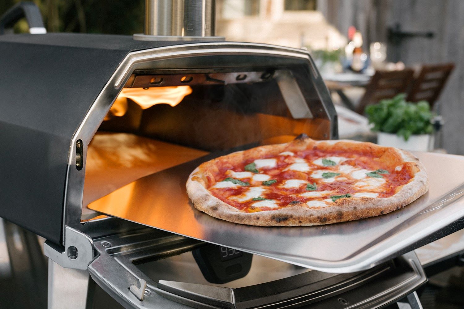 difference between outdoor pizza oven and oven