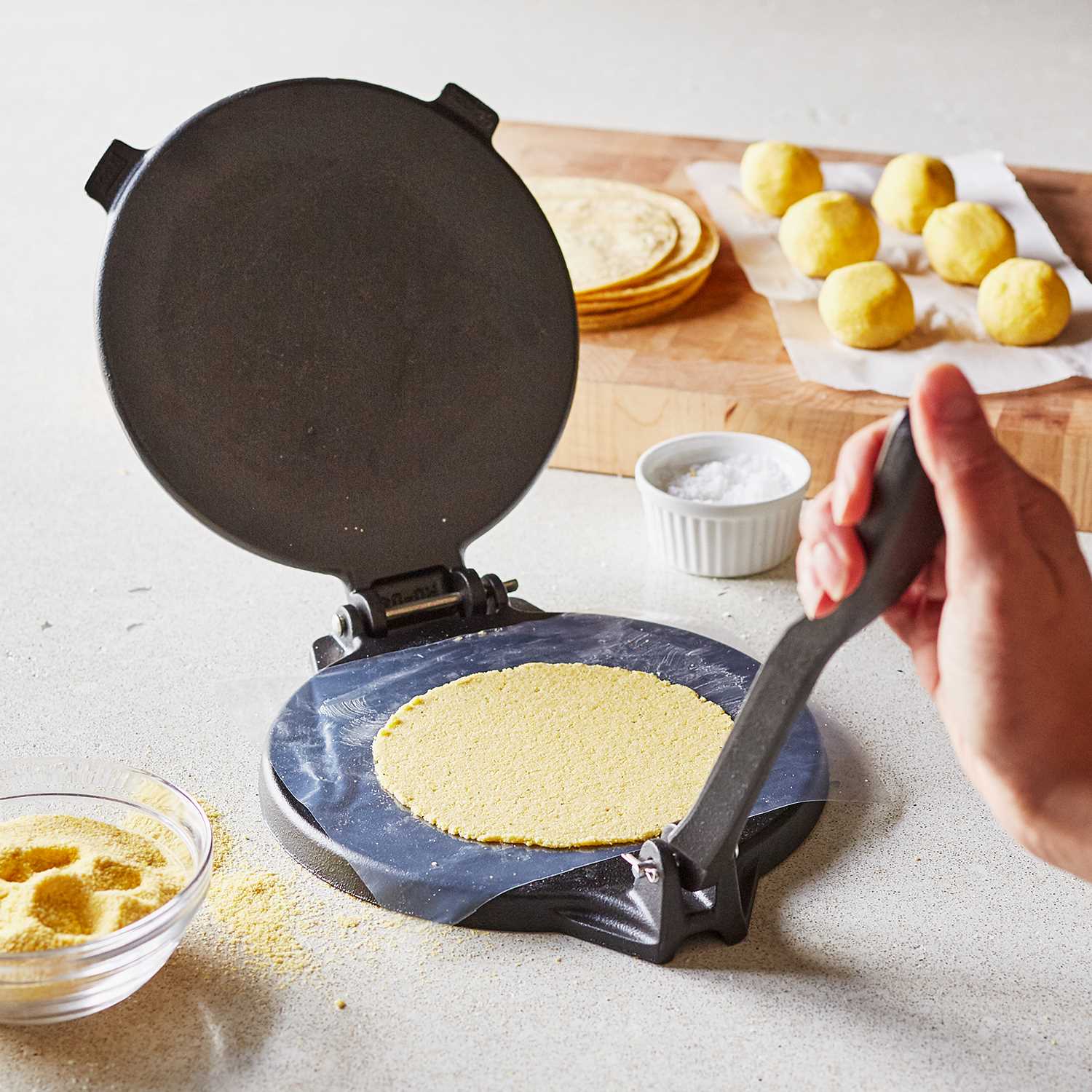 2023 sur la table holiday gift guide, gifts for world travelers, tortilla press