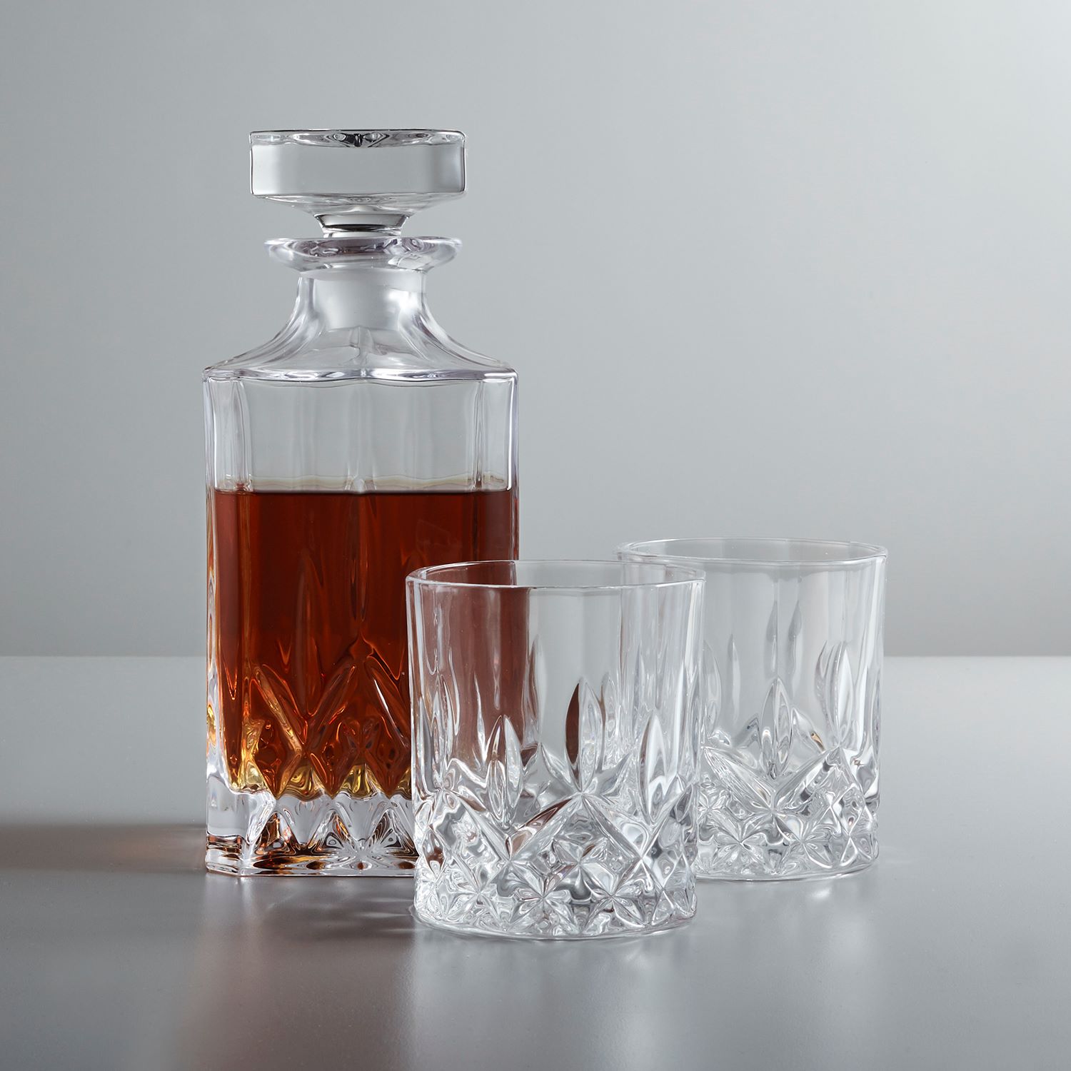2023 sur la table holiday gift guide, gifts for whiskey lovers, whiskey decanter