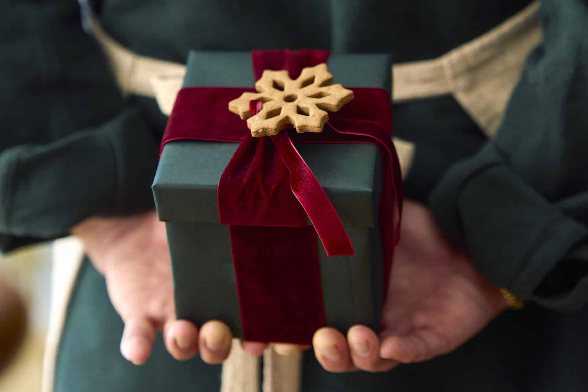 28 Thoughtful Hosting Gifts to Bring To Holiday Gatherings